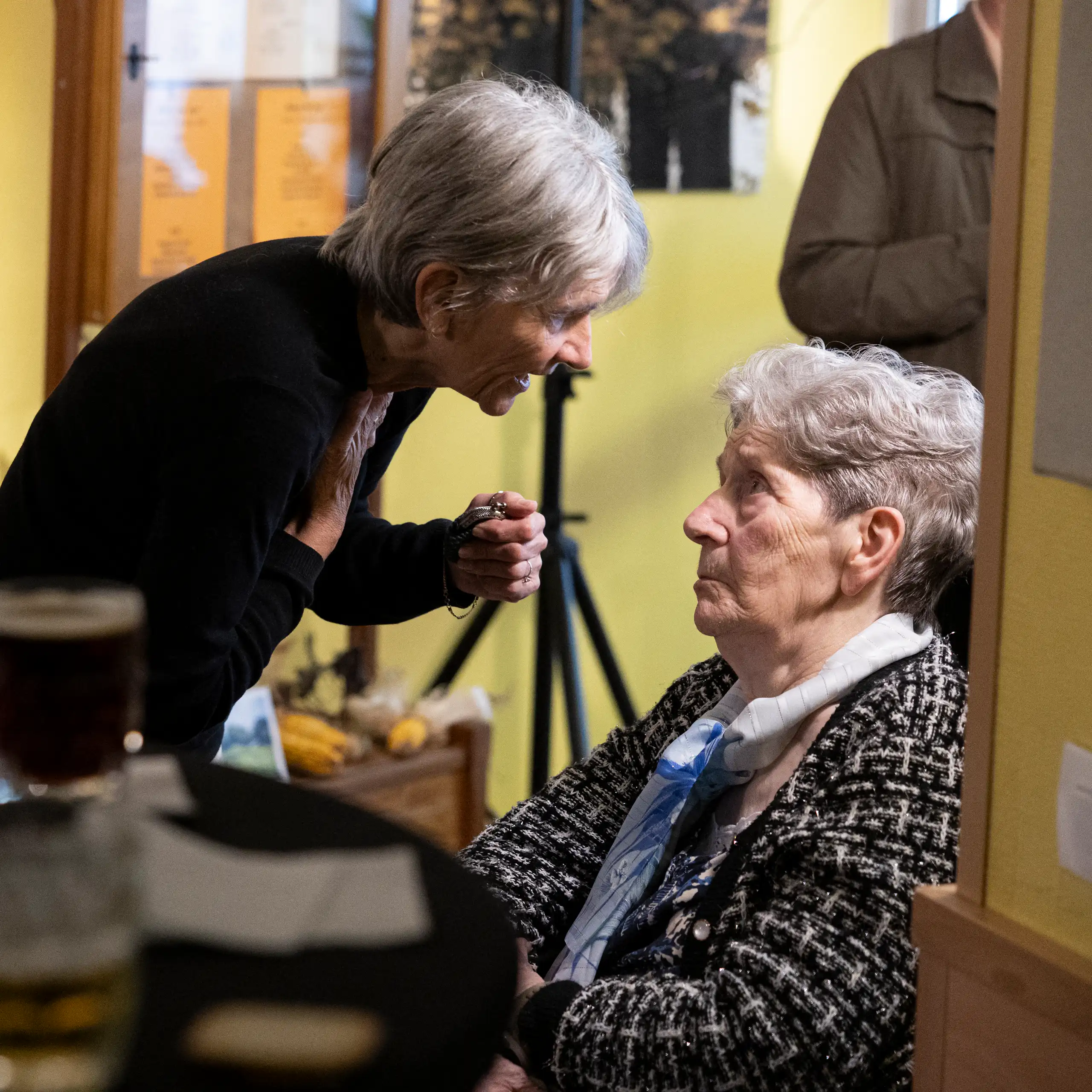 Discussion en 2025 à Kunheim (est de la France), dans une maison de retraite qui a obtenu une licence de débit de boissons et ouvert un bar afin de favoriser les liens sociaux.