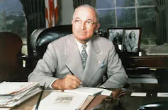 Cómo las campañas del 'libro para el desarrollo' revelan un orden global injusto 1 Un hombre de traje en la mesa.