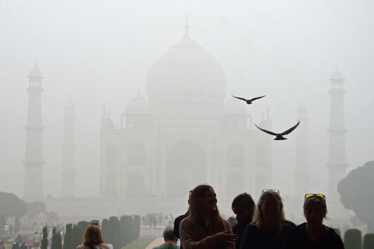 paysage taj mahal dans un nuage de pollution