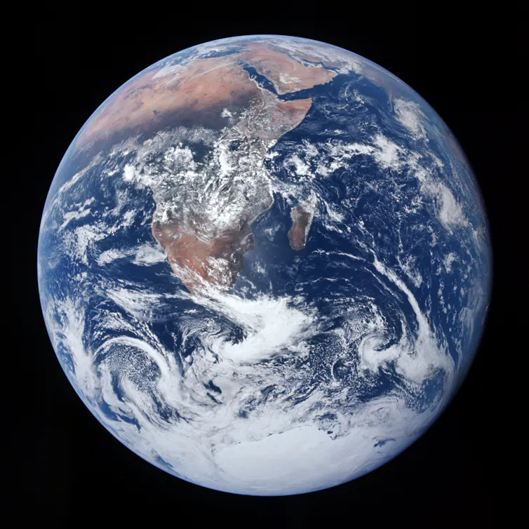 Uma imagem da Terra inteira vista do espaço.