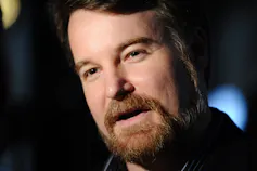 Otro parlamentario deserta y se pasa a los liberales de Carney, lo que genera preocupación sobre la salud de la democracia canadiense. 2 Un hombre barbudo y de pelo oscuro.