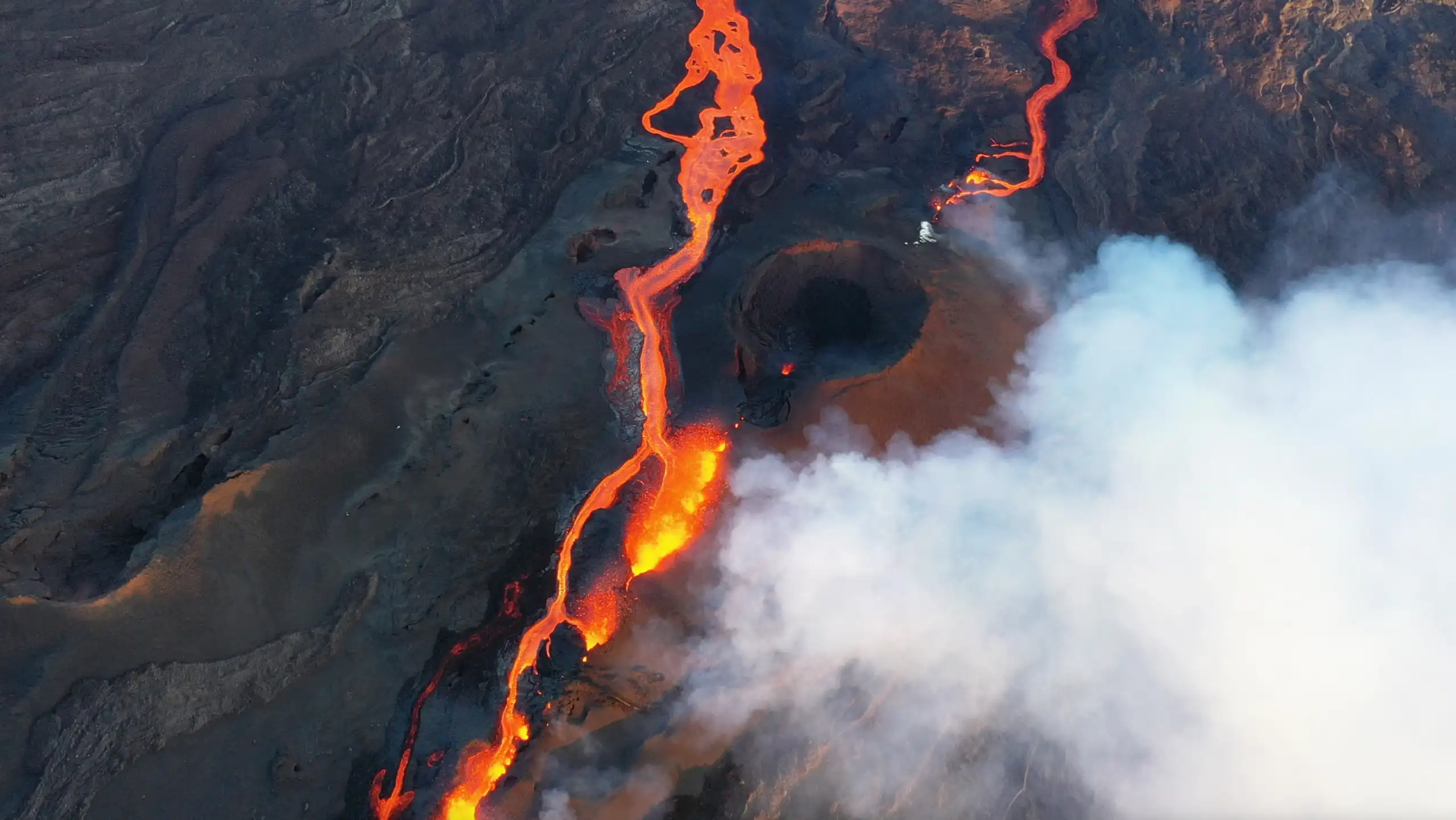 cratere, coulées de laves et fissur