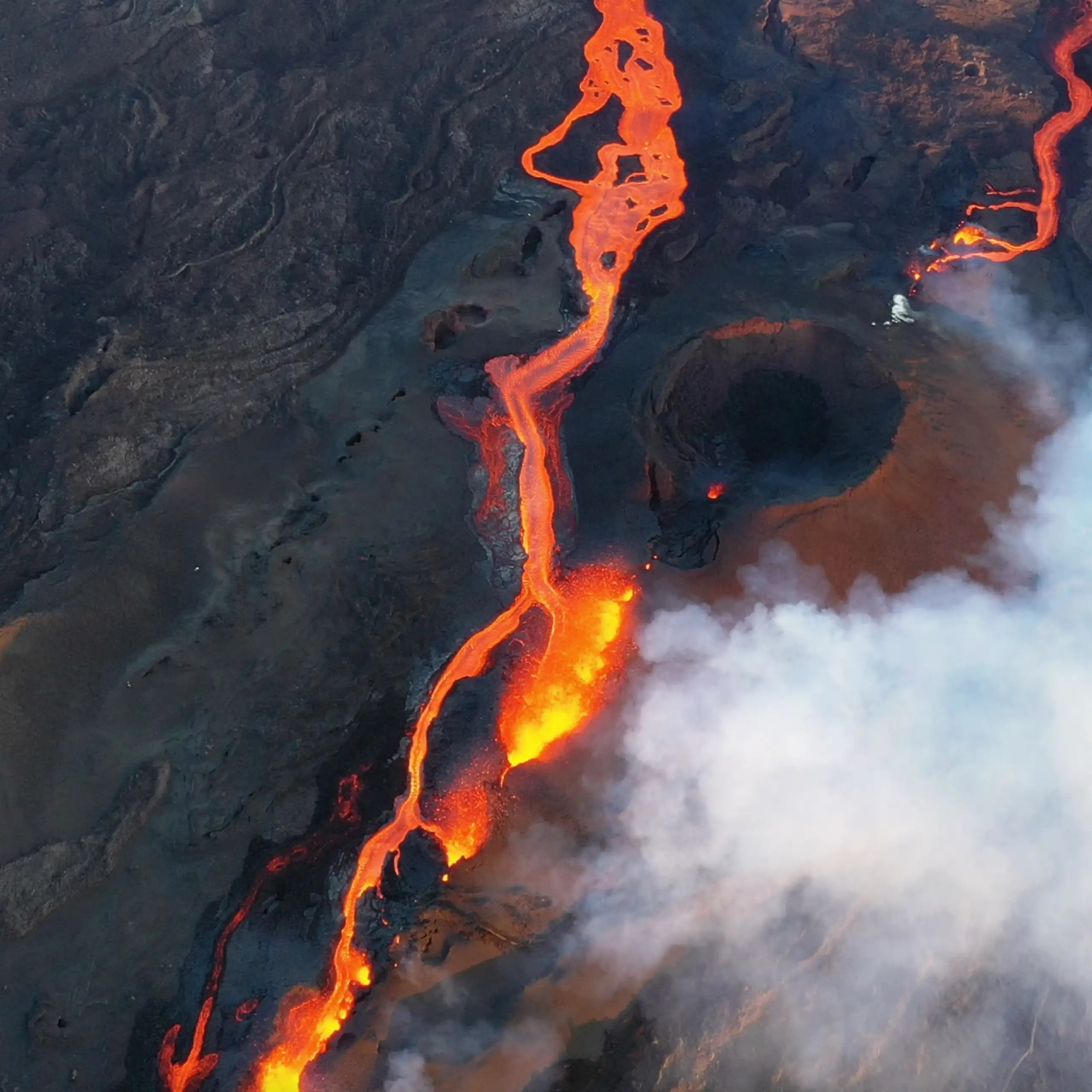 cratere, coulées de laves et fissur