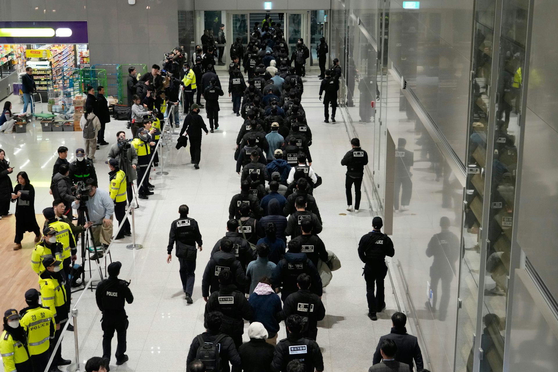 Fila de personas en el aeropuerto.