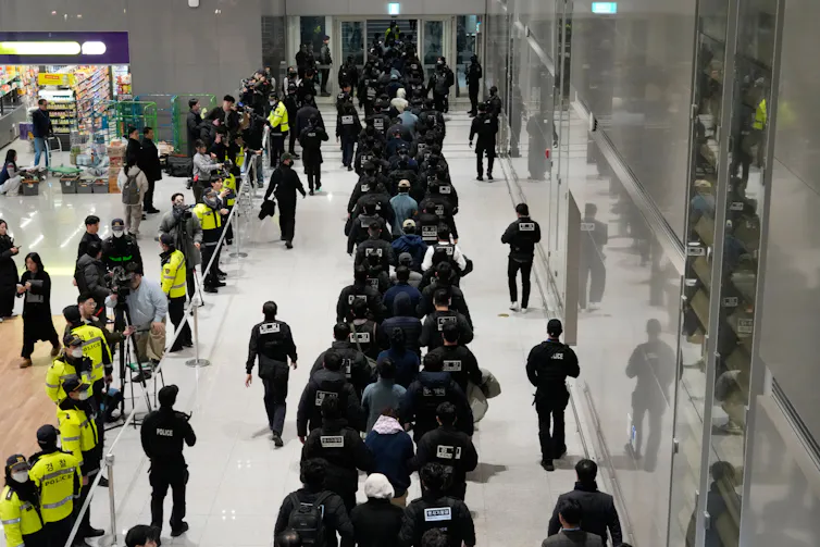 Estafas internas en el sudeste asiático: trabajadores víctimas de trata hablan de fraude, coerción y tortura 2 Fila de personas en el aeropuerto.