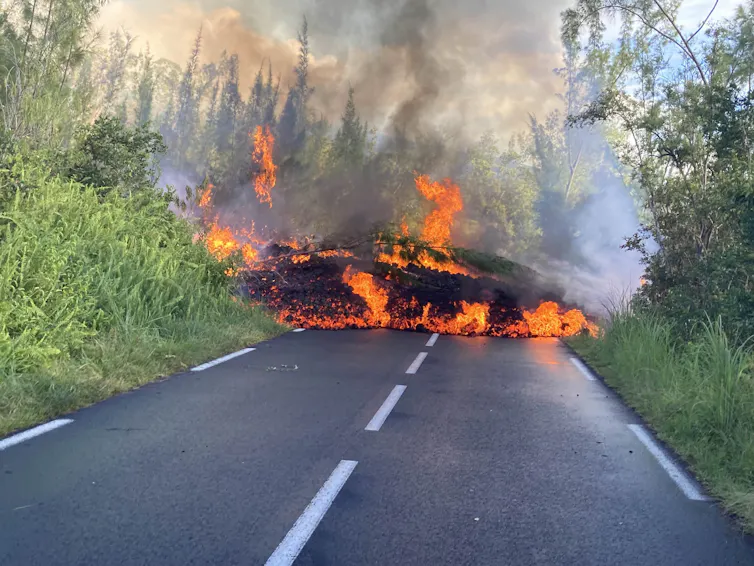 la lave traverse la route