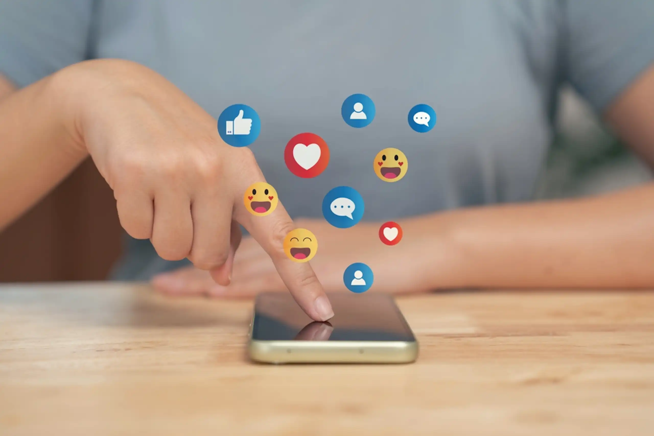 Une personne en train de consulter les réseaux sociaux.