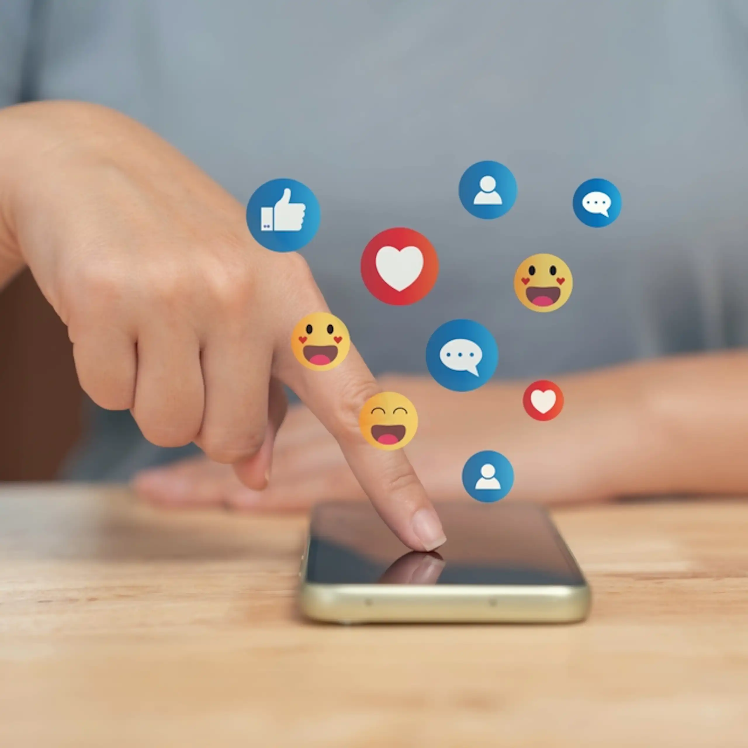 Une personne en train de consulter les réseaux sociaux.