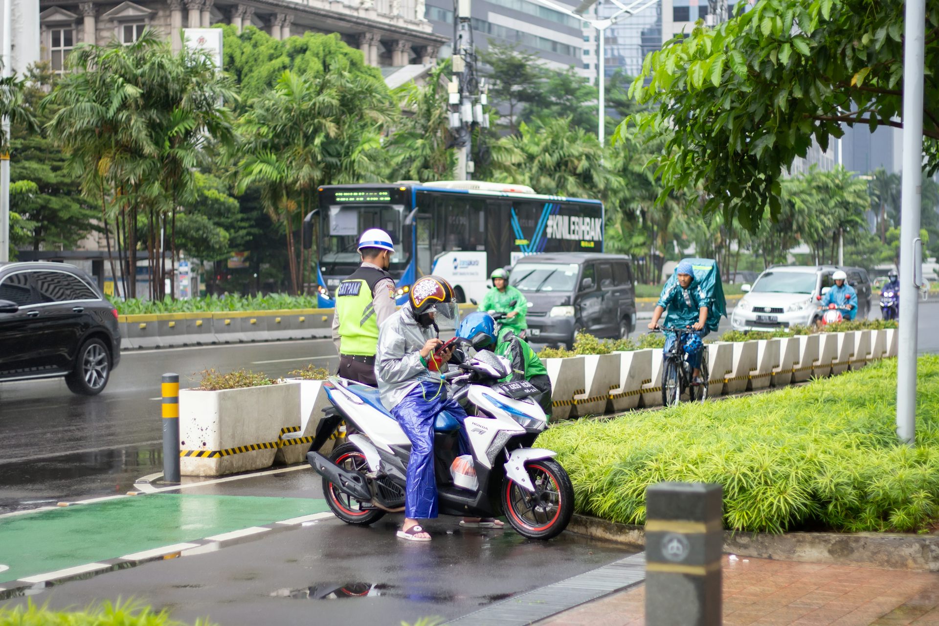 Susahnya jadi ojol, promo memotong omzet, jam rush hour pun tak sebanding.