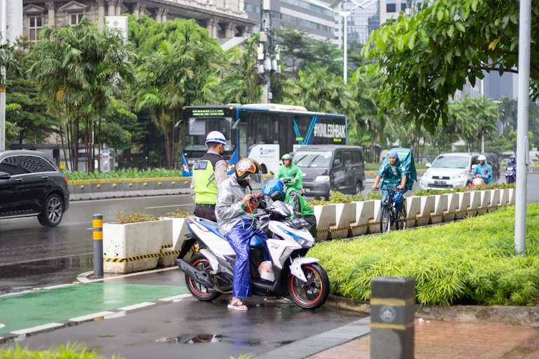 Susahnya jadi ojol, promo memotong omzet, jam rush hour pun tak sebanding.