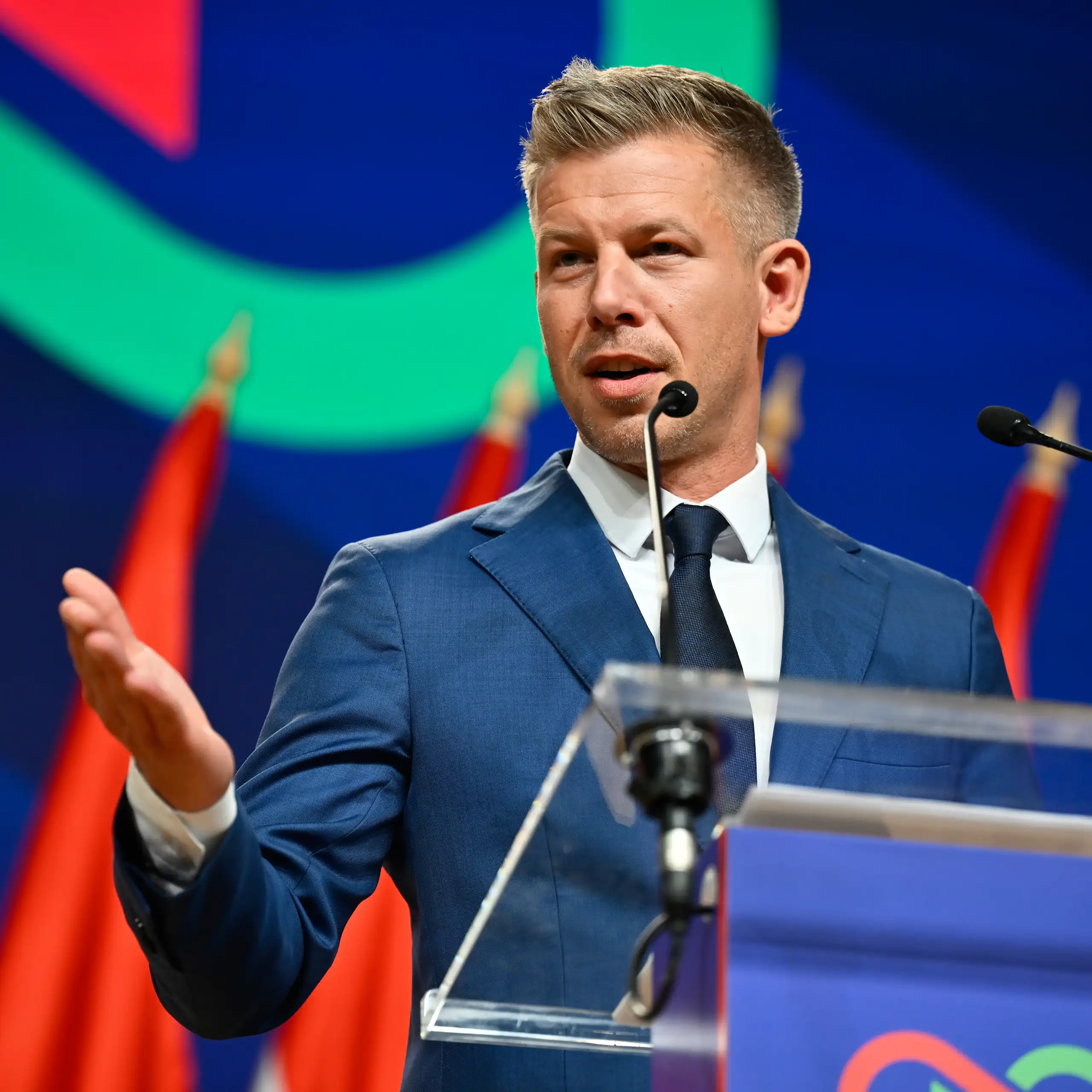 Un homme politique s'adresse aux médias