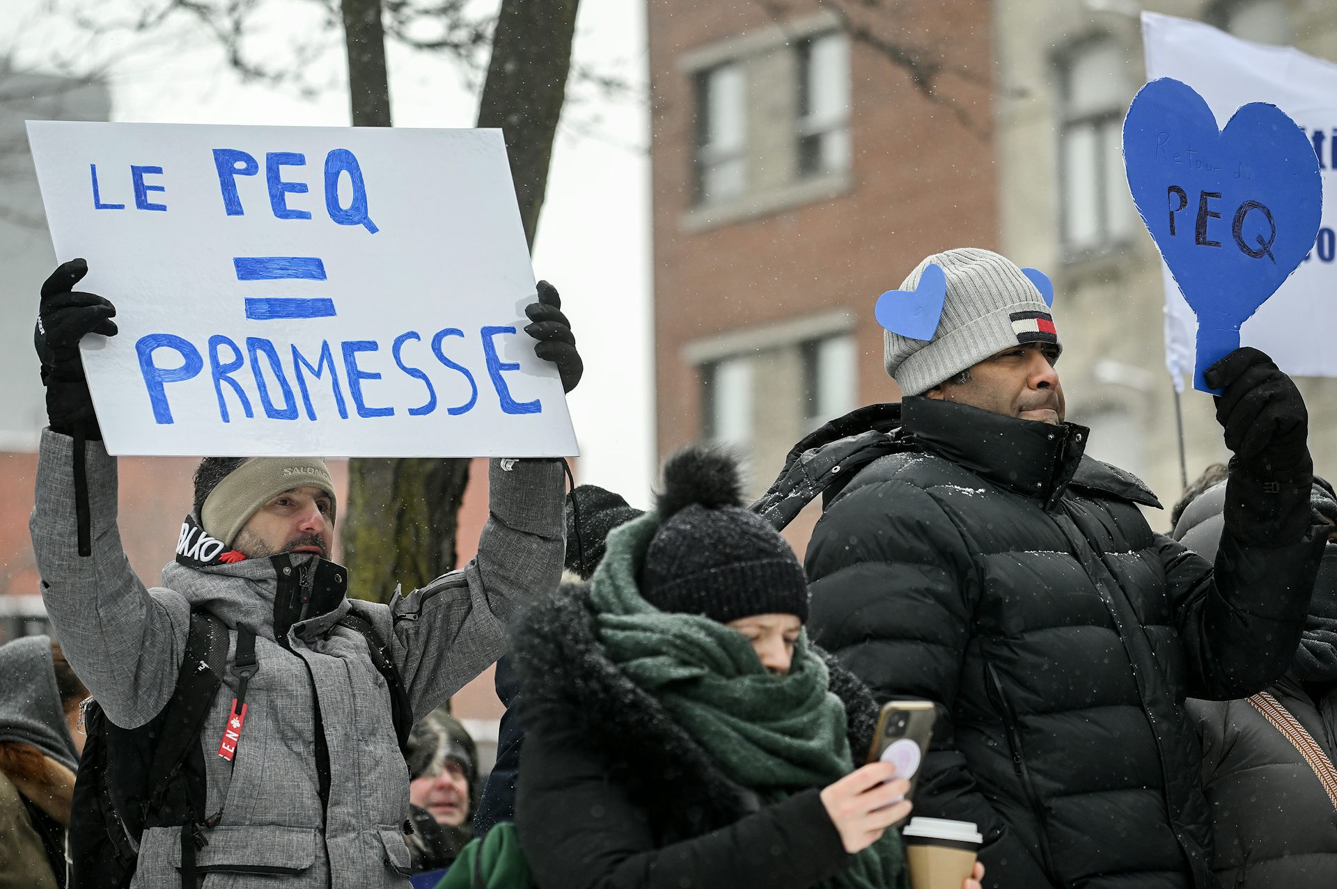Des personnes participent à une manifestation