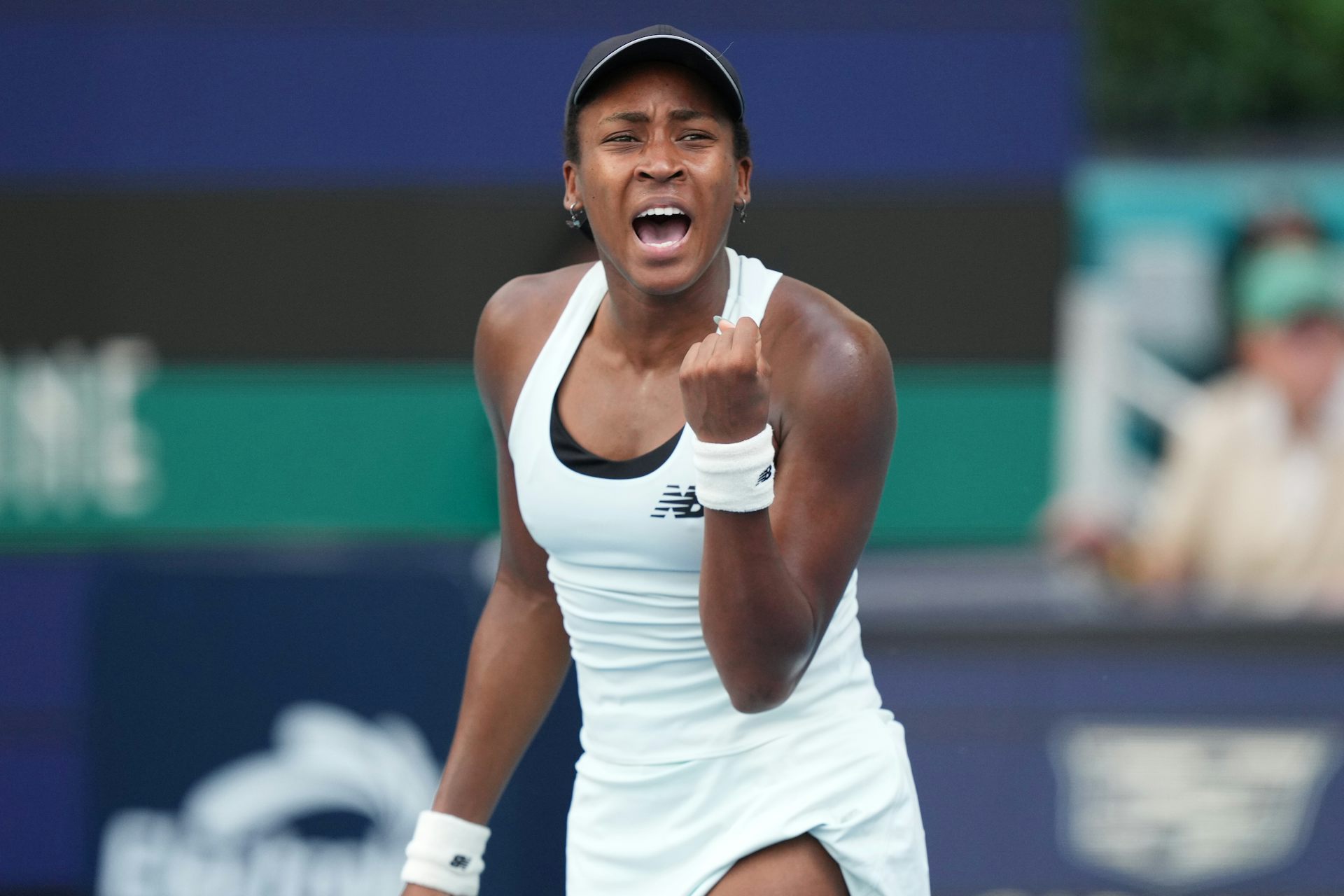 La tenista Coco Gauff agita felizmente su puño después de ganarle un punto a Karolina Muhova en un torneo de tenis en Miami.