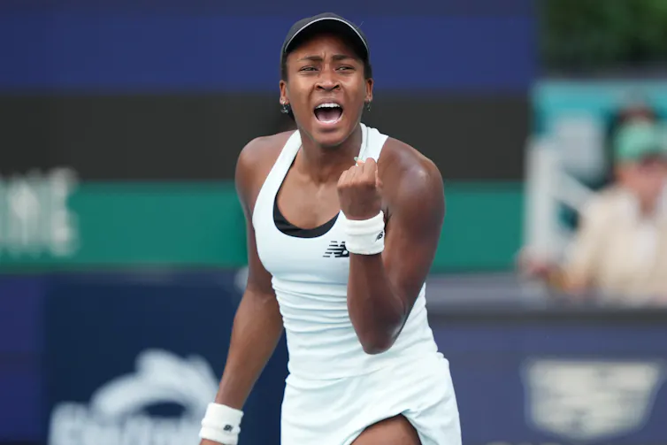 Por qué las mujeres en grupos enfrentan la 'pena de colaboración' que evitan estrellas femeninas solistas como Taylor Swift y Coco Gauff 1 La tenista Coco Gauff agita felizmente su puño después de ganarle un punto a Karolina Muhova en un torneo de tenis en Miami.