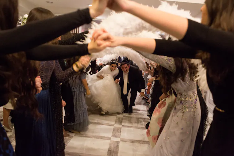 Muchas iglesias, sinagogas y mezquitas se construyen en torno a las familias, y luchan por responder al aumento de solteros. 1 Los novios se toman de la mano mientras corren bajo un túnel hecho con los brazos extendidos de los invitados a la boda.