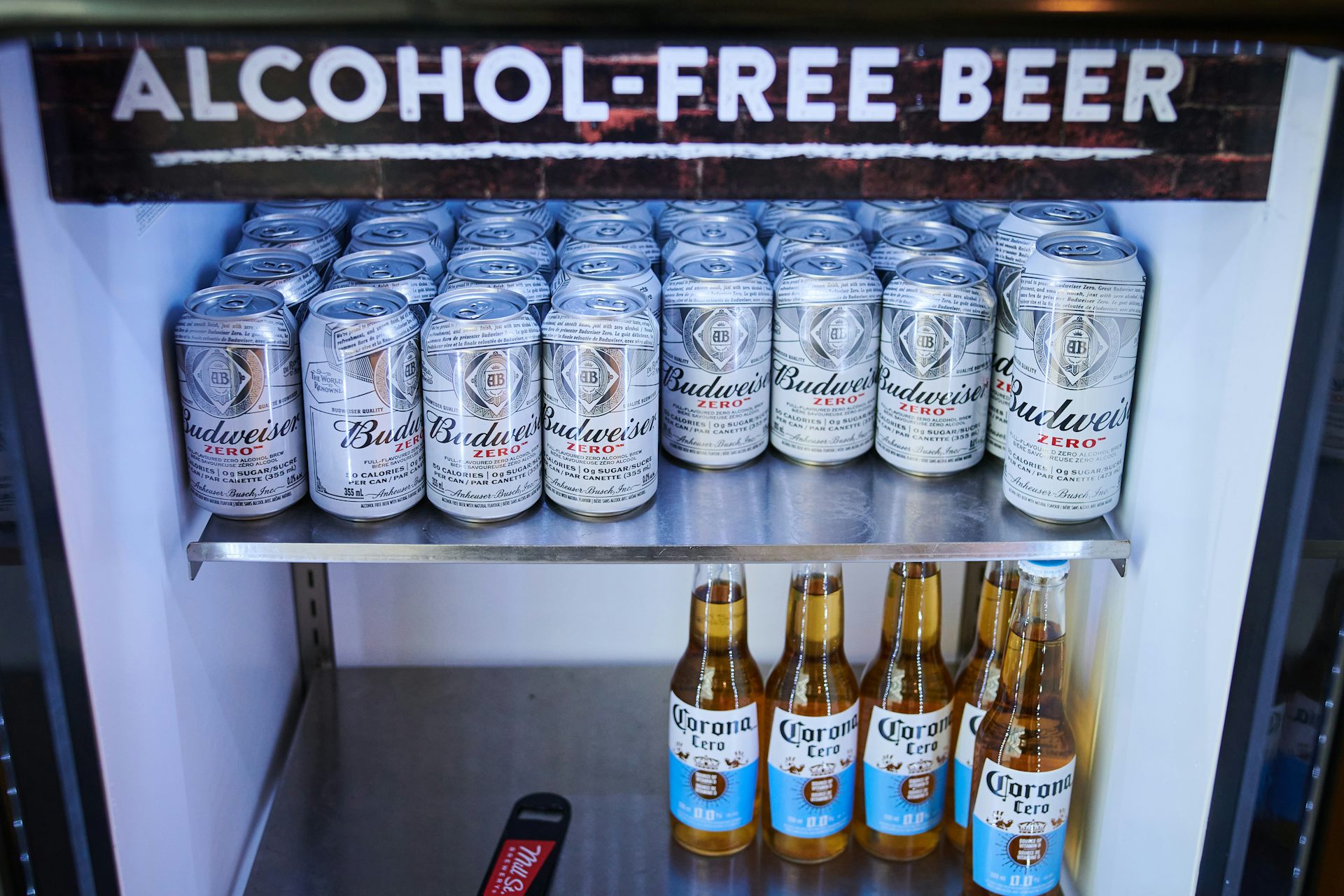 Frigorífico con latas y botellas con la etiqueta 