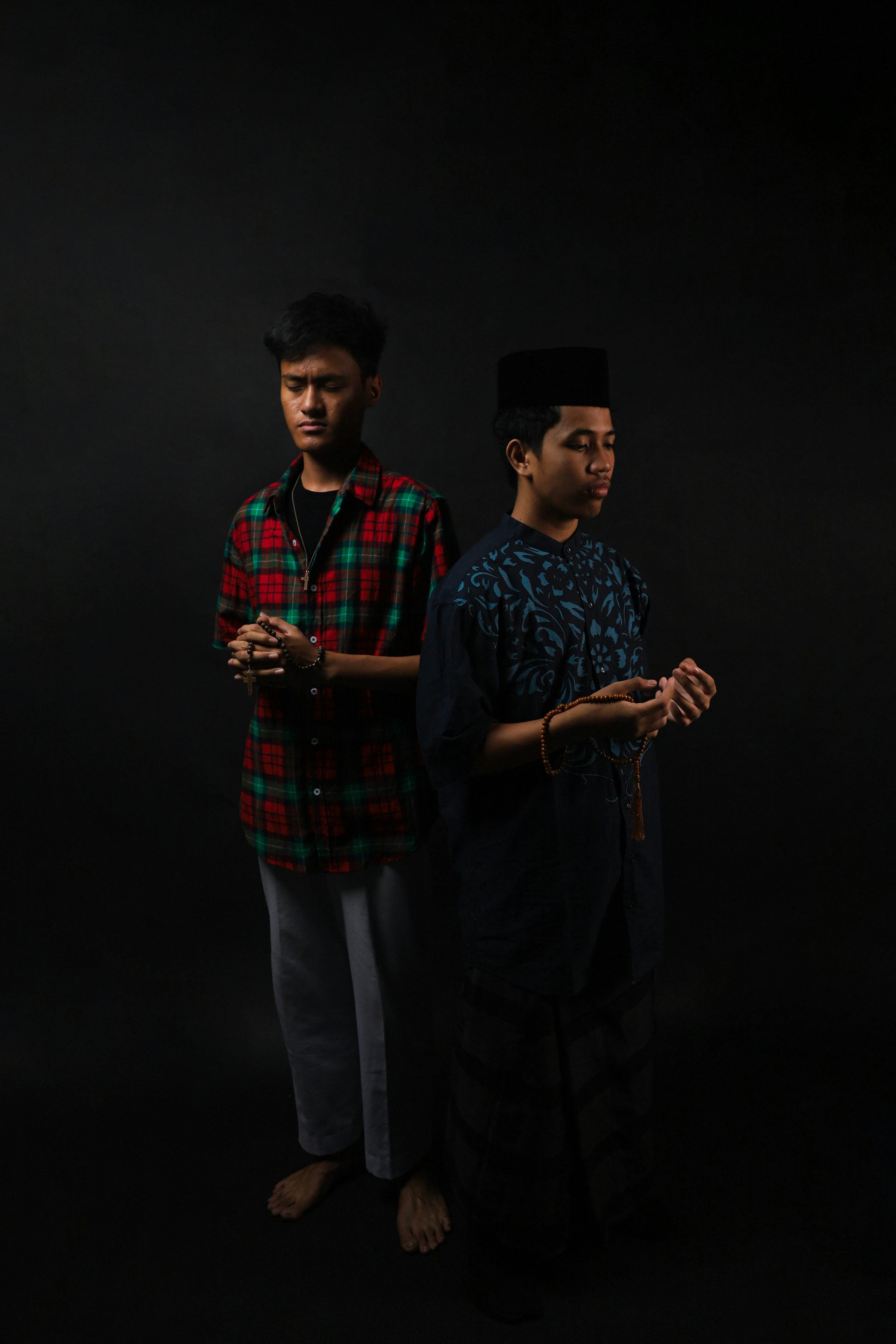 Dua individu yang mewakili agama yang berbeda, Kristen dan Islam, berdiri bersama mengilustrasikan keharmonisan lintas iman, toleransi, dan koeksistensi yang damai.