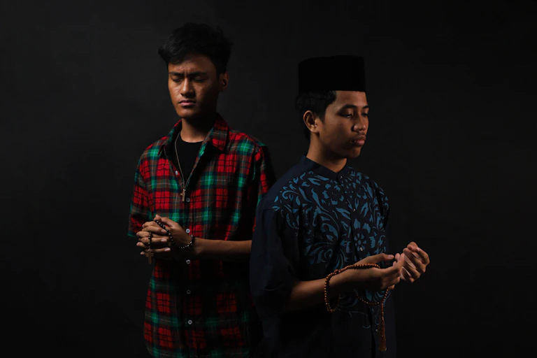 Dua individu yang mewakili agama yang berbeda, Kristen dan Islam, berdiri bersama mengilustrasikan keharmonisan lintas iman, toleransi, dan koeksistensi yang damai.