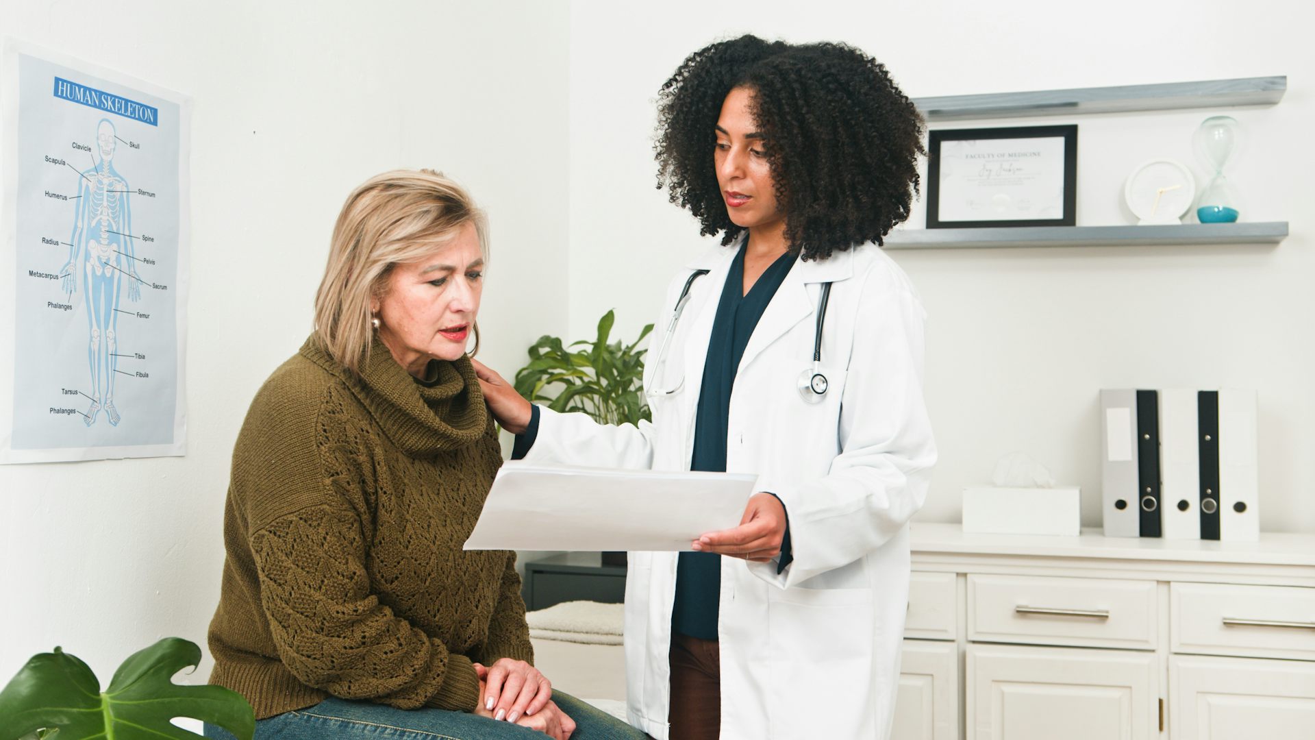 Une médecin montre des résultats à sa patiente.