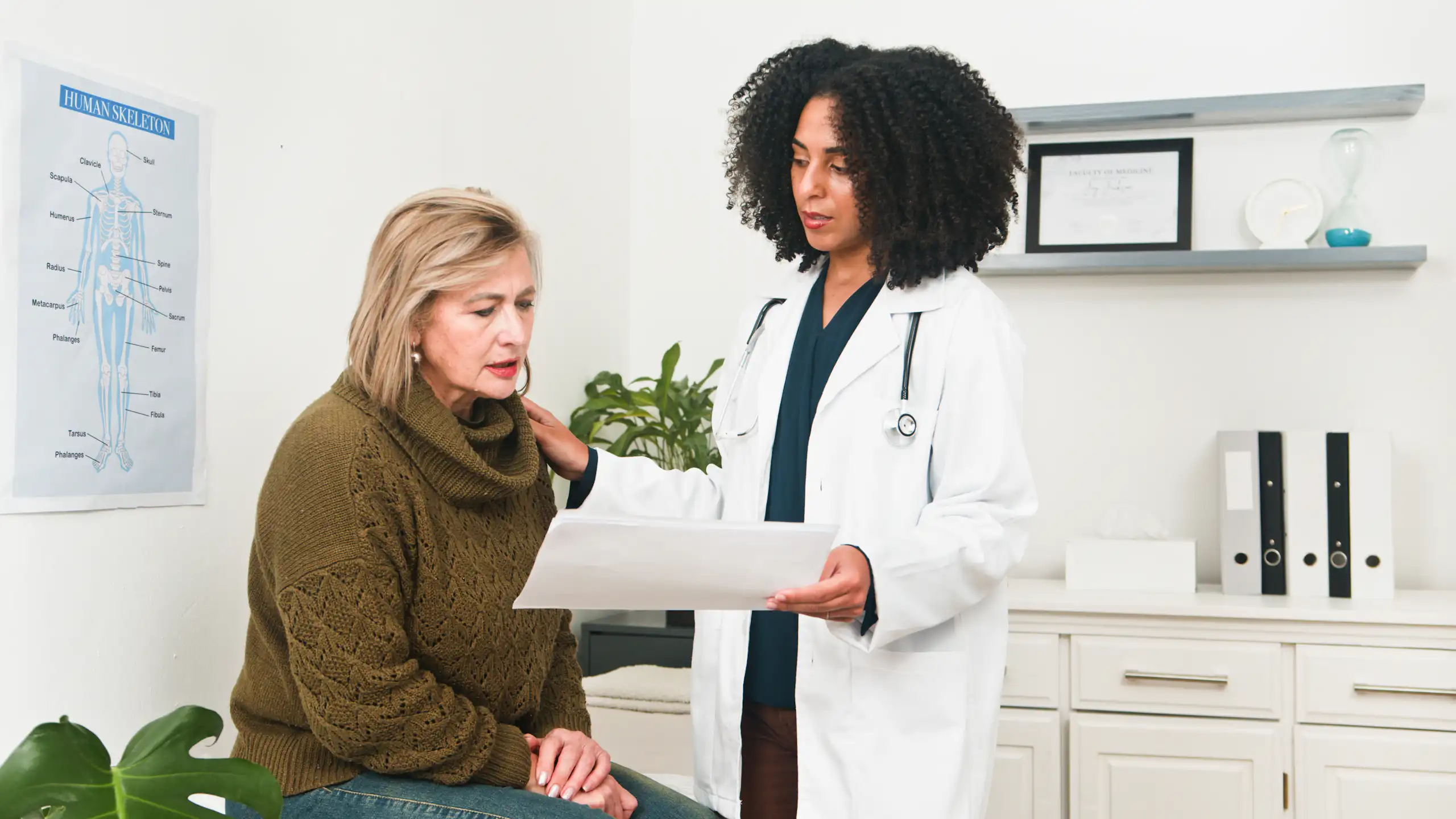 Une médecin montre des résultats à sa patiente.