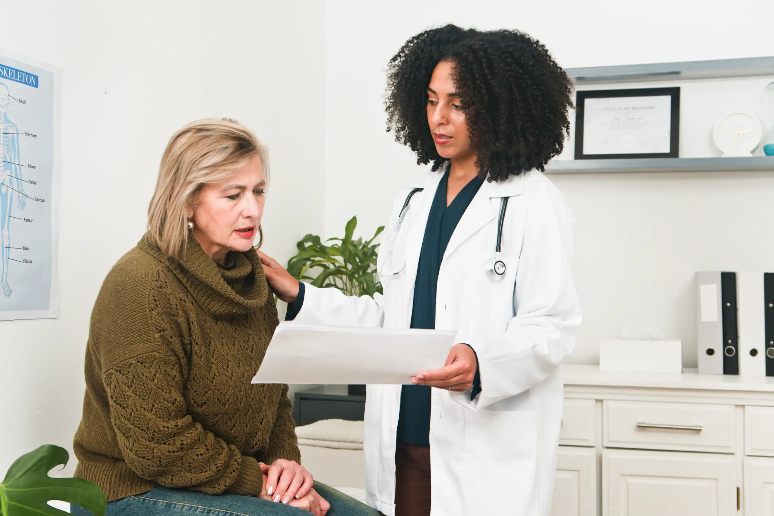 Une médecin montre des résultats à sa patiente.