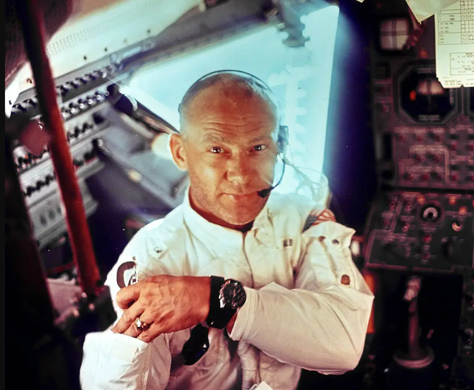 El astronauta del Apolo 11, Buzz Aldrin, fotografiado con su reloj OMEGA Speedmaster.