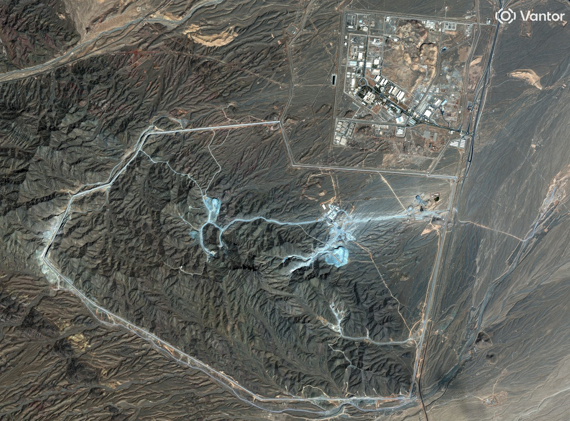 Un complejo de carreteras y edificios a partir de una imagen de satélite.