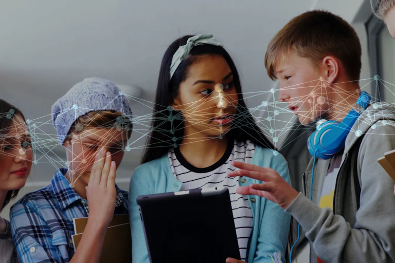 Niños con símbolos superpuestos de reconocimiento facial