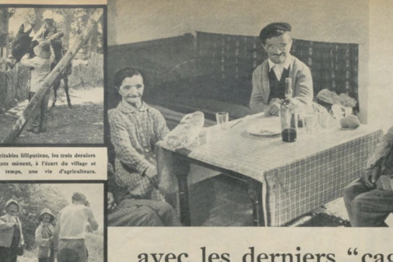 Fotos antiguas que muestran a tres personas bajitas alrededor de una mesa y otras montando en burro