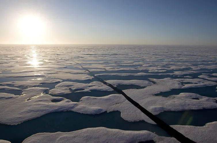 A medida que las aguas del Ártico se abren, Canadá debe prepararse para un derrame de petróleo 1 el sol brilla sobre un mar cubierto de grandes bloques de hielo