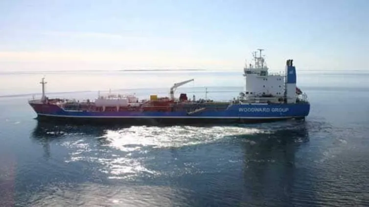 un gran barco en el mar