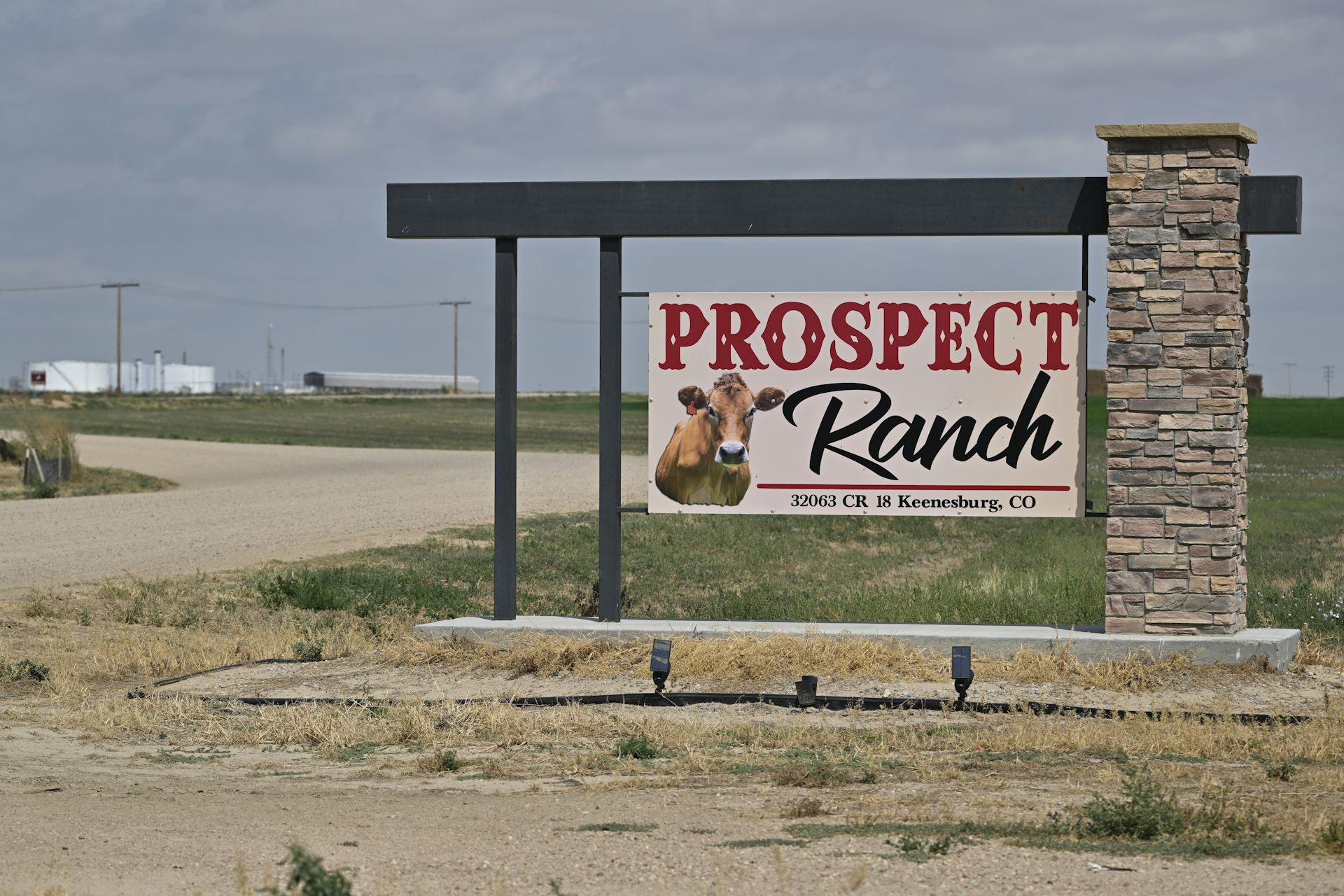 Un cartel con una vaca que dice 