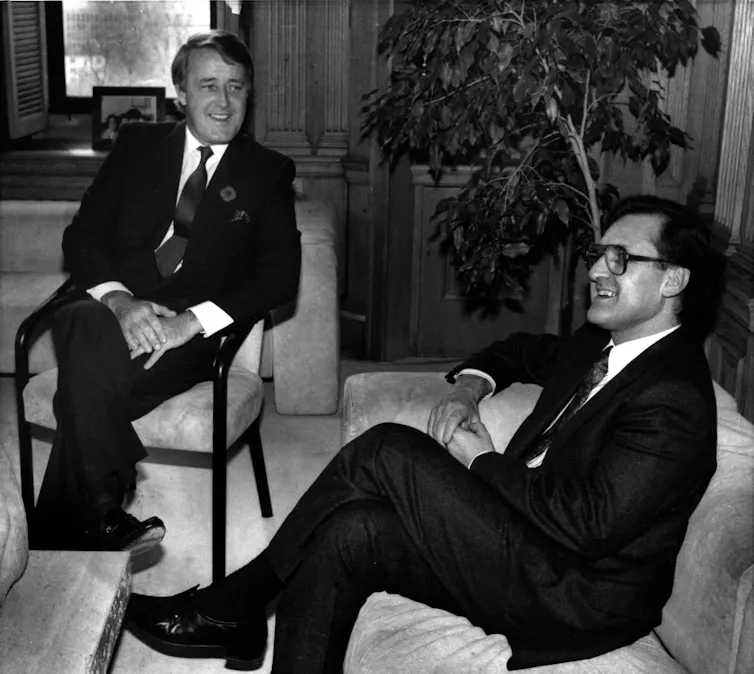 La dinastía Lewis hace un tercer intento de dar forma al socialismo democrático en Canadá 2 La fotografía en blanco y negro muestra a dos hombres sentados en una oficina y sonriendo.