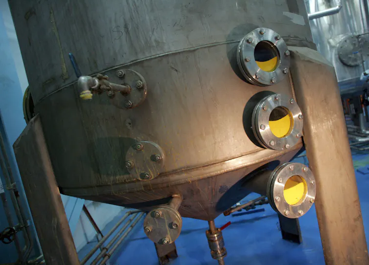 Las fuerzas militares de Irán combinan drones y piratas informáticos de última generación con armas convencionales obsoletas 2 La máquina produce una sustancia amarilla.