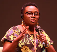 La ugandesa Jennifer Nansubuga Makumbi defiende el feminismo indígena en su novela 'La primera mujer' 2 Una mujer habla por un micrófono.