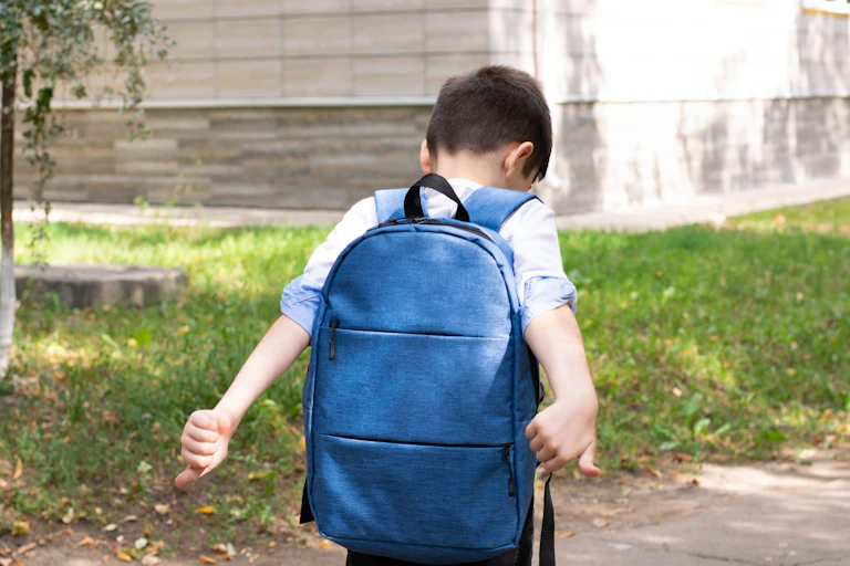 Niño con una mochila de espaldas.