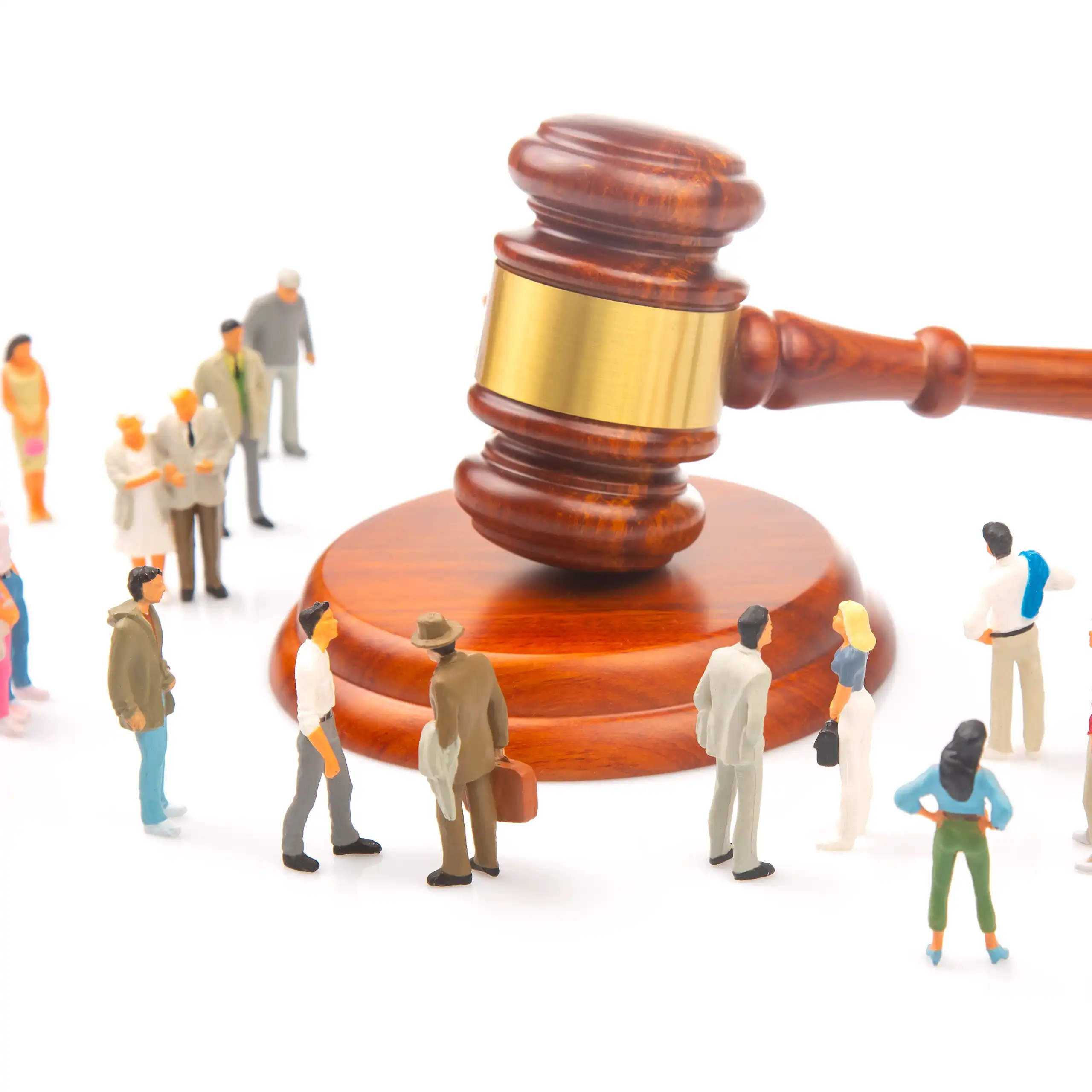 Création : un marteau de justice et des figurines d'êtres humains de taille très inférieure au marteau.