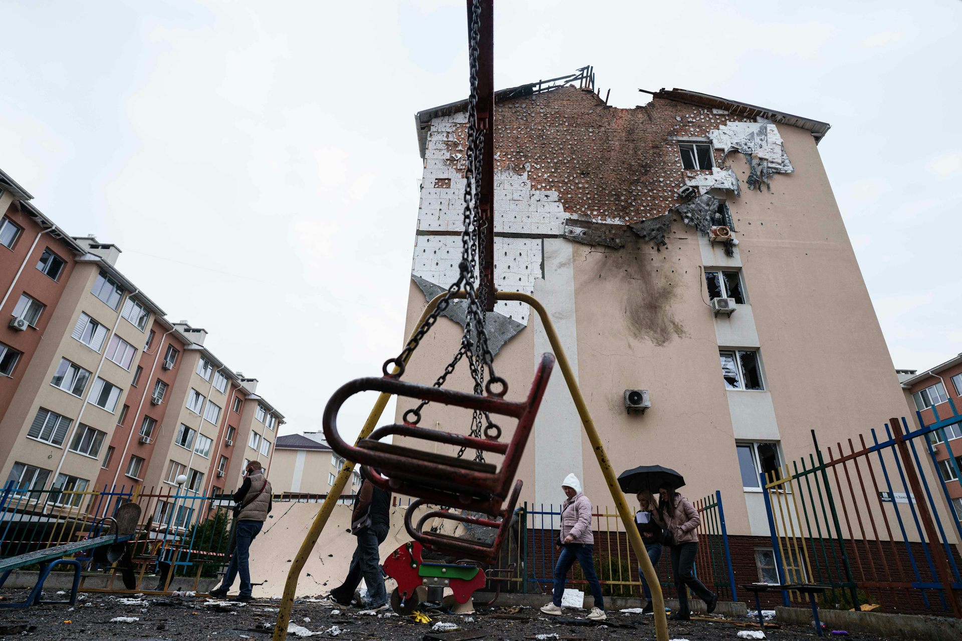Un edificio con el techo destruido. En primer plano hay un columpio.