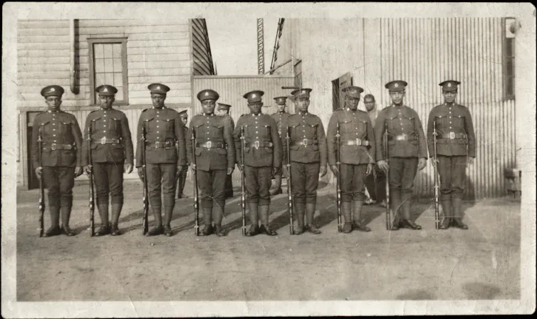 Un historiador canadiense negro informa sobre la nueva educación obligatoria sobre historia negra en Ontario 1 Fotografía en blanco y negro de un grupo de soldados negros uniformados.