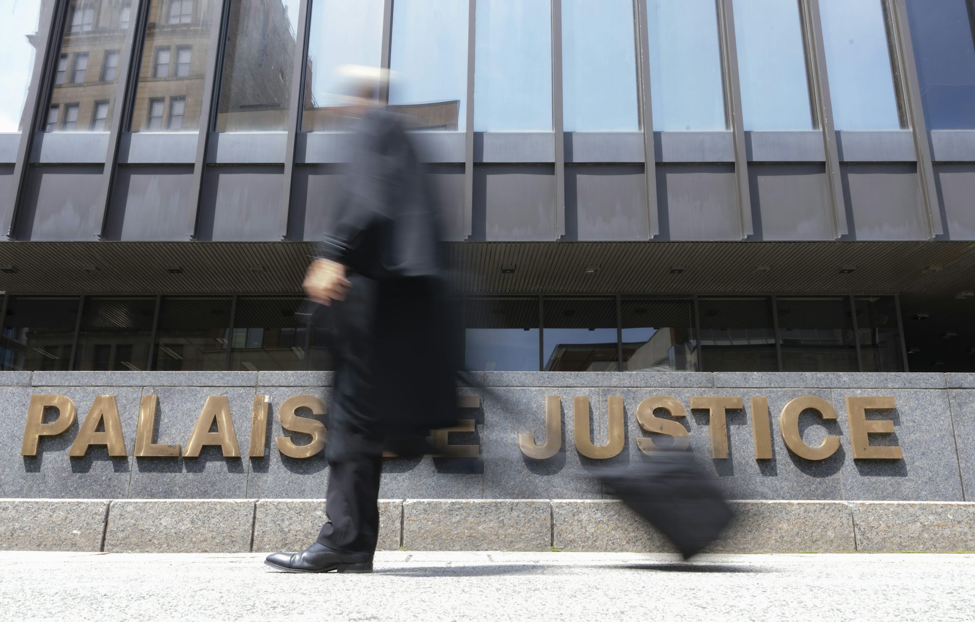Un avocat passe devant le palais de justice de Montréal
