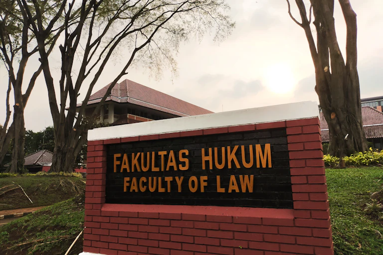 Fakultas hukum perlu mengajarkan etika dan sensitivitas gender pada mahasiswa.