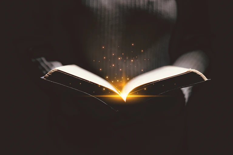 Estrellitas saliendo de un libro abierto