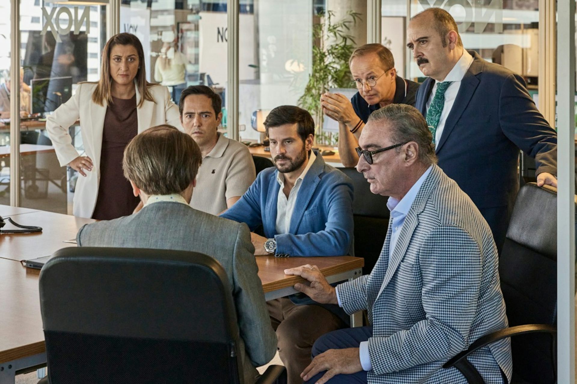 Un grupo de personas está hablando en una oficina.