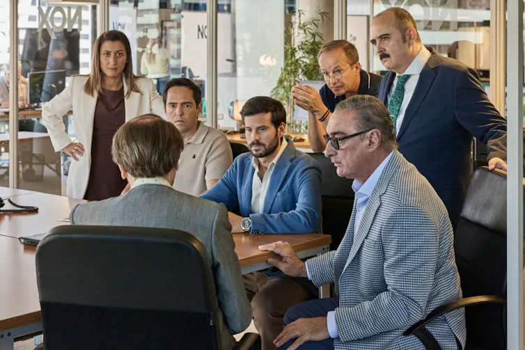 Por qué recomendé a mis alumnos ver 'Torrent, Presidente' 1 Un grupo de personas está hablando en una oficina.