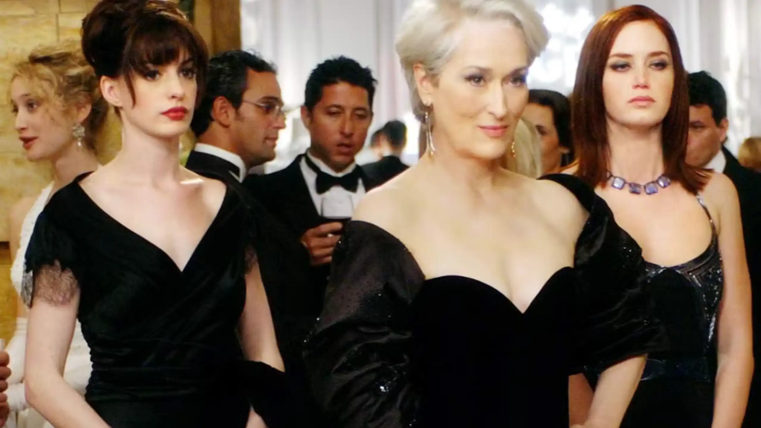 Portrait de groupe des trois principales actrices du film Meryl Streep Anne Hathaway Emily Blunt.