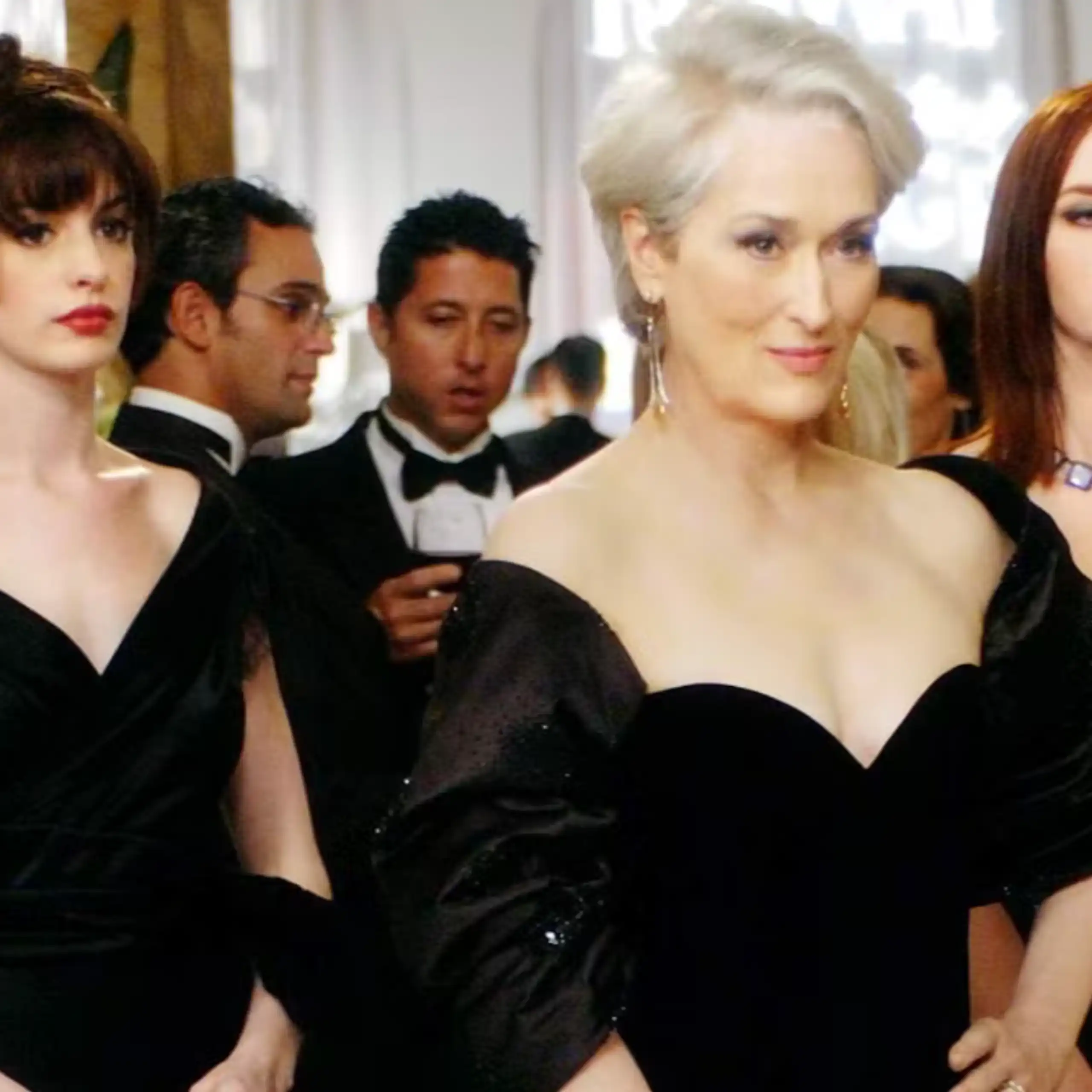 Portrait de groupe des trois principales actrices du film Meryl Streep Anne Hathaway Emily Blunt.