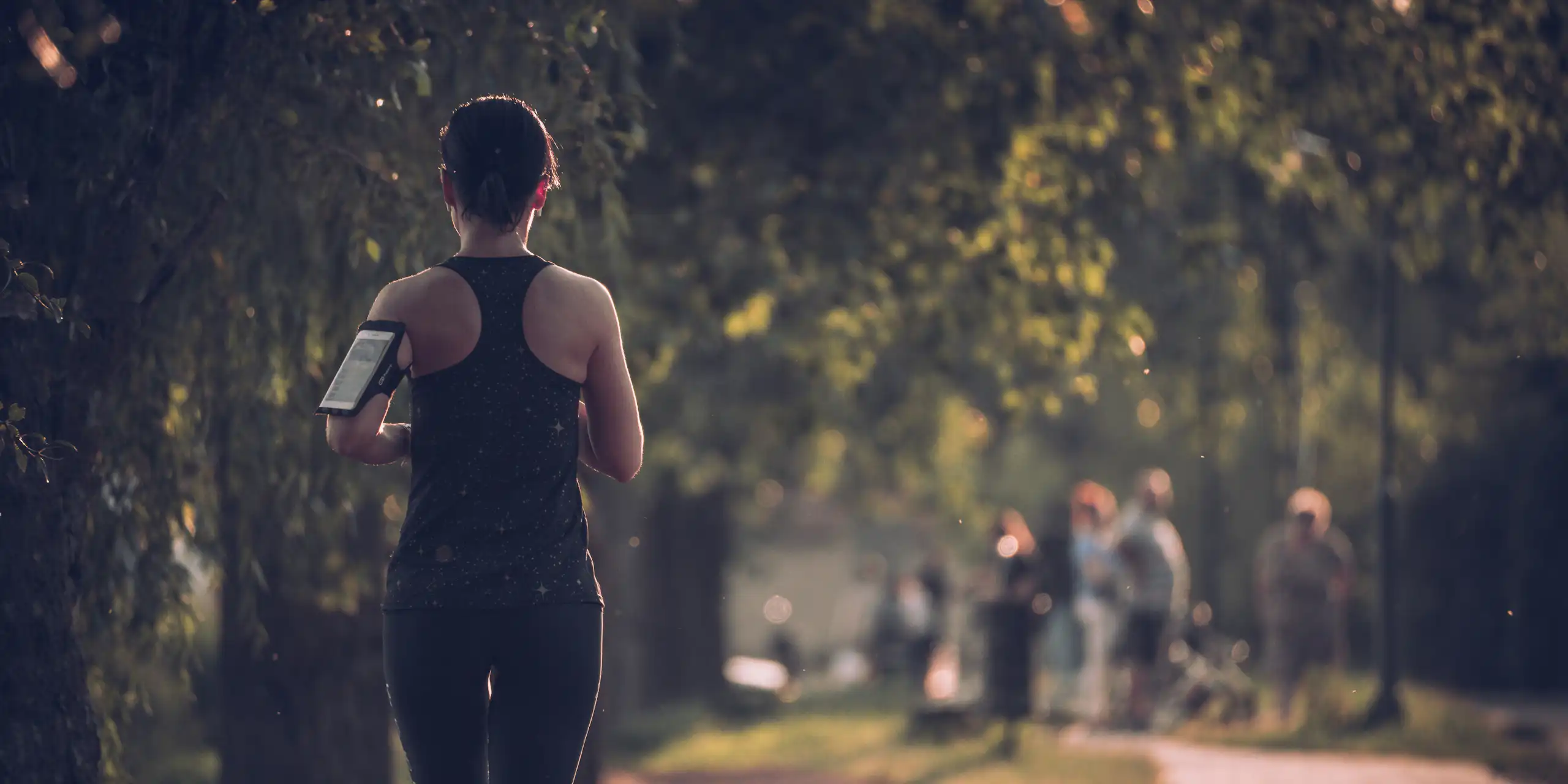 Femme de dos qui court.