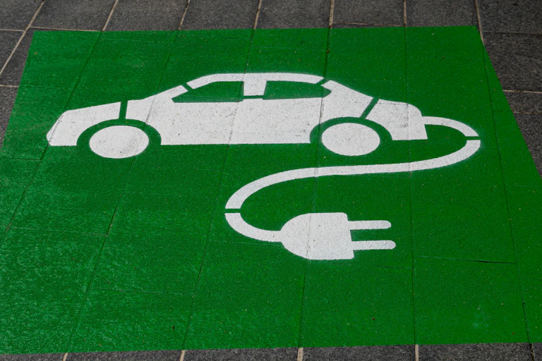 Une place réservée à la recharge des véhicules électriques.