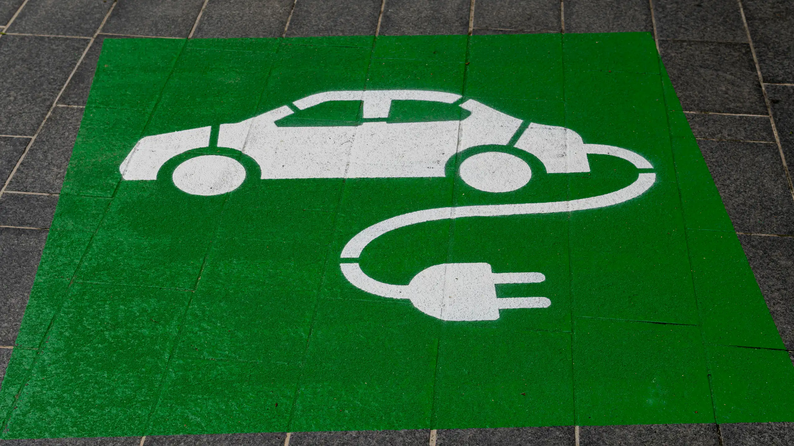 Une place réservée à la recharge des véhicules électriques.