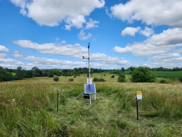 Su pronóstico de tormenta local probablemente se base en el clima a kilómetros de distancia; estamos tratando de acercarlo más a casa. 1 Un trípode alto con varios dispositivos meteorológicos y un panel solar para obtener energía.